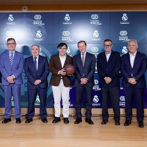 Foto de familia tras la ratificación del acuerdo de colaboración entre la Fundación Real Madrid y Fundación ONCE