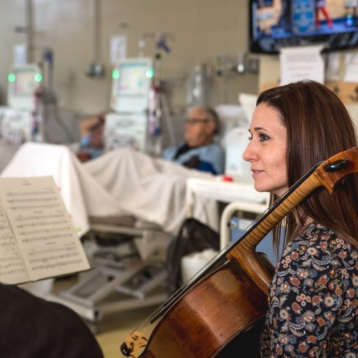 Mujer tocando el violín