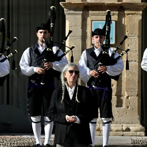 Patti Smith en el recibimiento en Oviedo con la banda de gaitas