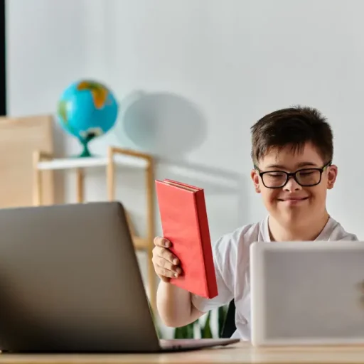 Un joven con síndrome de Down utiliza una tableta y un ordenador portátil.