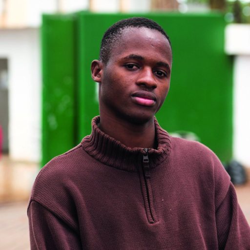 Un joven, Habib Camara, mirando a cámara