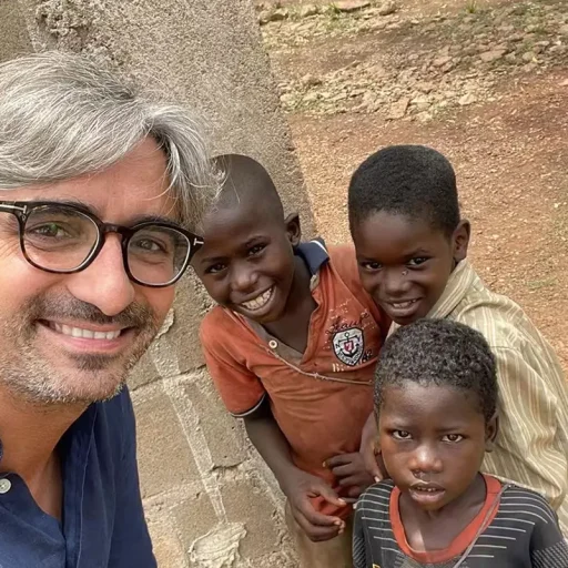 Diego González junto a varios niños.