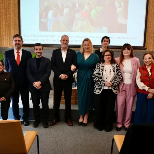 Foto de familia del evento conmemorativo del décimo aniversario de la Estrategia Española en TEA