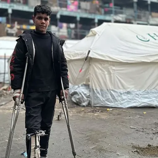 Un joven con discapacidad en un refugio temporal en Gaza.