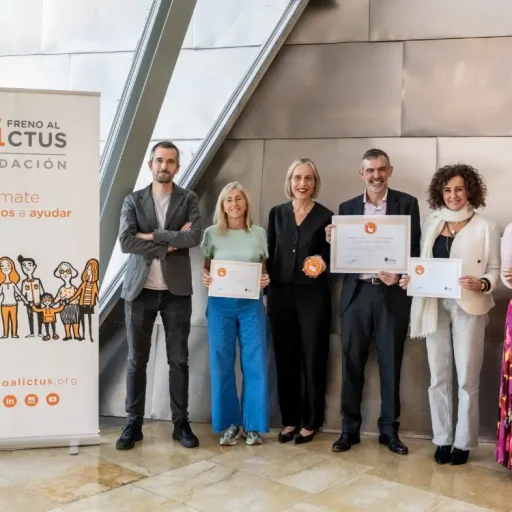 Foto de familia del acto de entrega de la certificación.