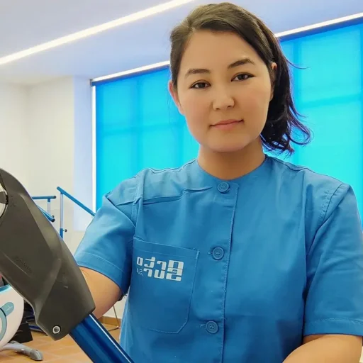 Latifa Sakhizada, exjugadora paralímpica de baloncesto en silla de ruedas.