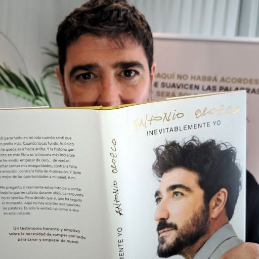 Antonio Orozco posa tras la entrevista con su libro 'Inevitablemente yo'