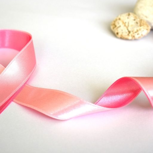 Lazo rosa en una superficie blanca
